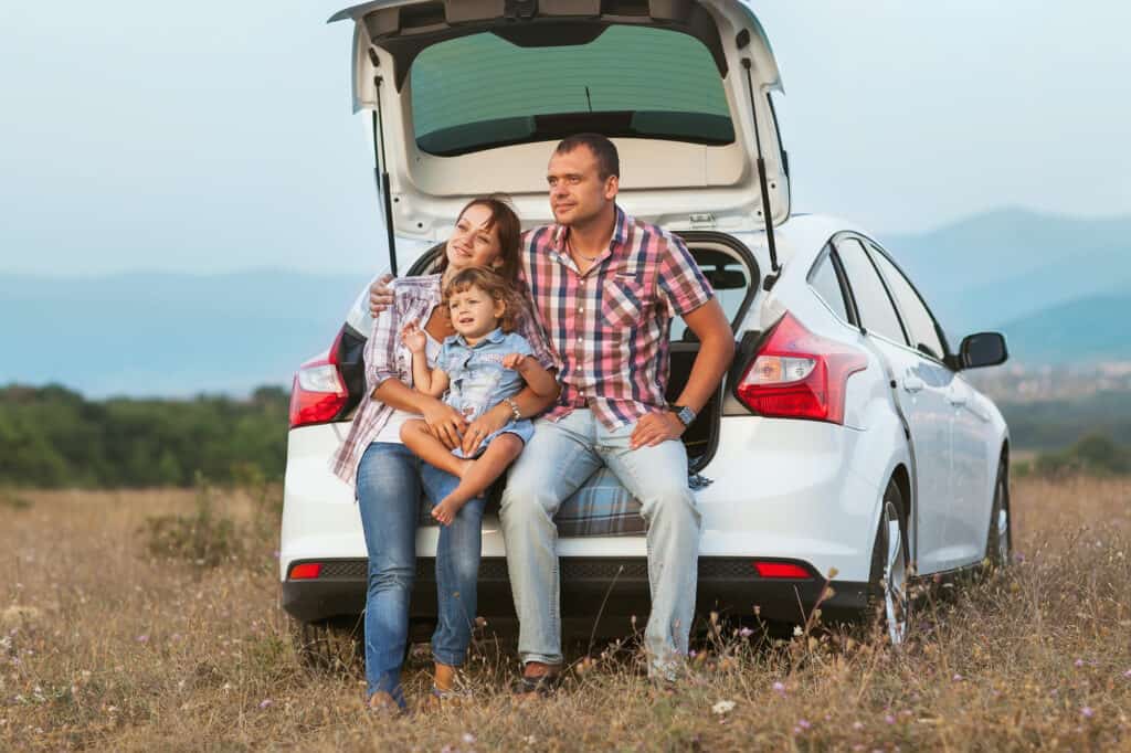 familie med børn holder pause på bilrejse