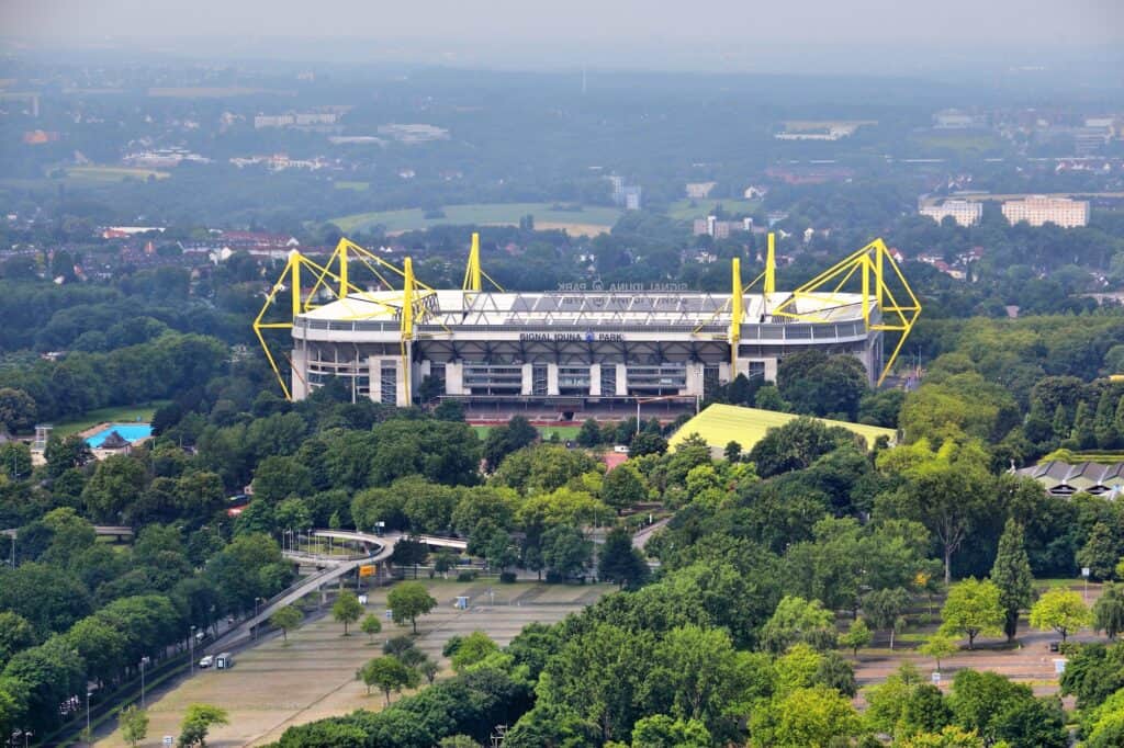 signal iduna park stadion i dortmund tyskalnd også kendt som westfalenstadion hjemmebane for borussia dortmund