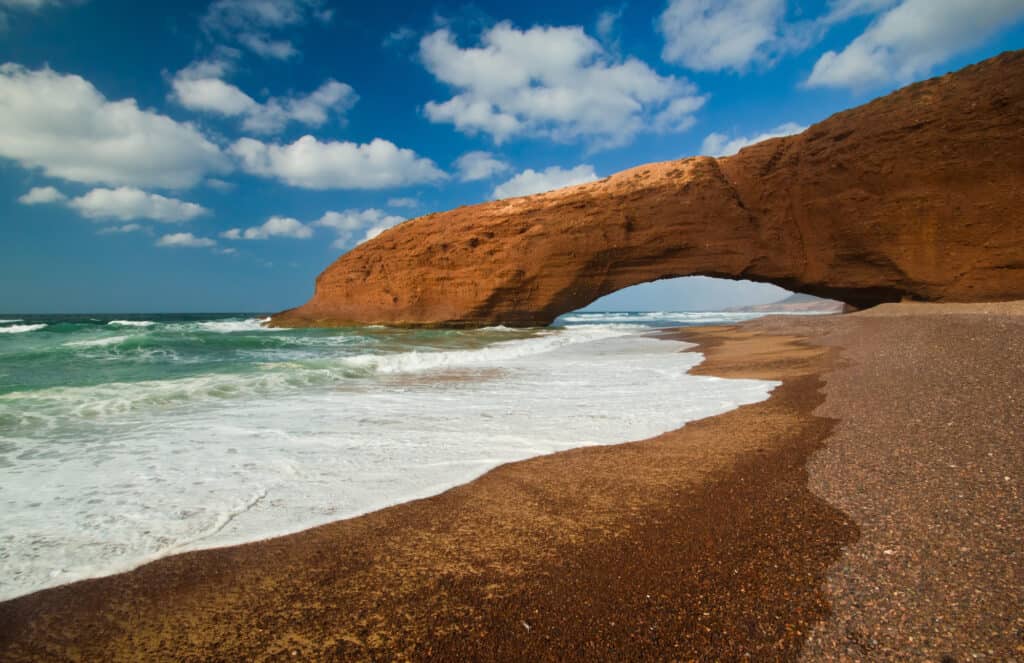 smuk klippeudhuling på legzira stranden i marokko