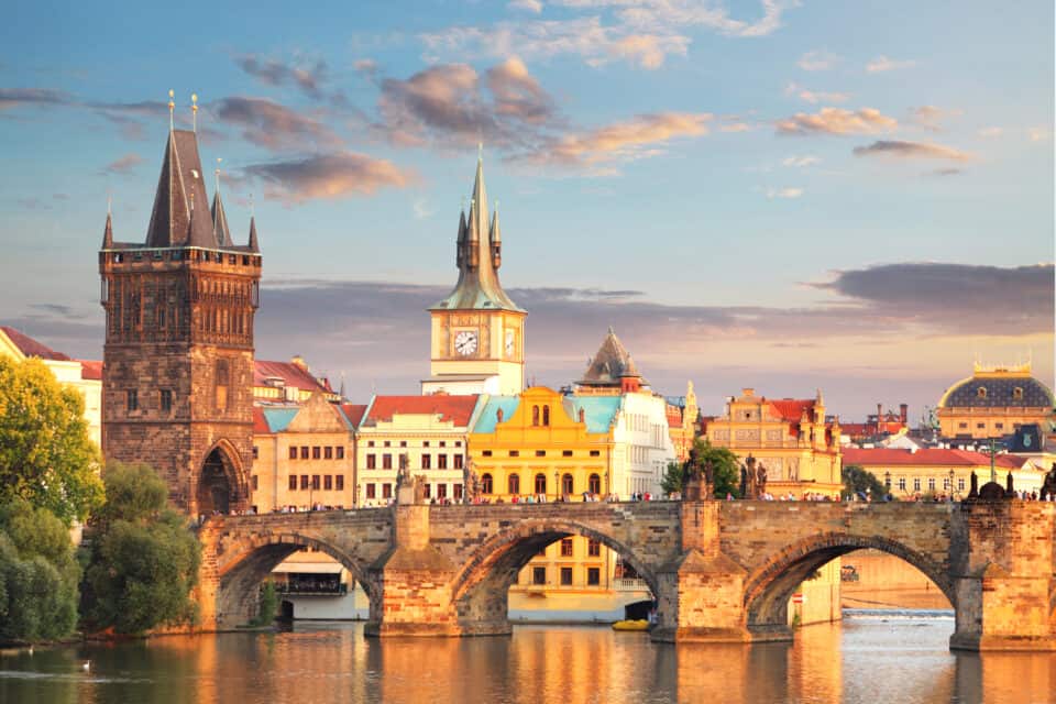 billede af karlsbroen i prag