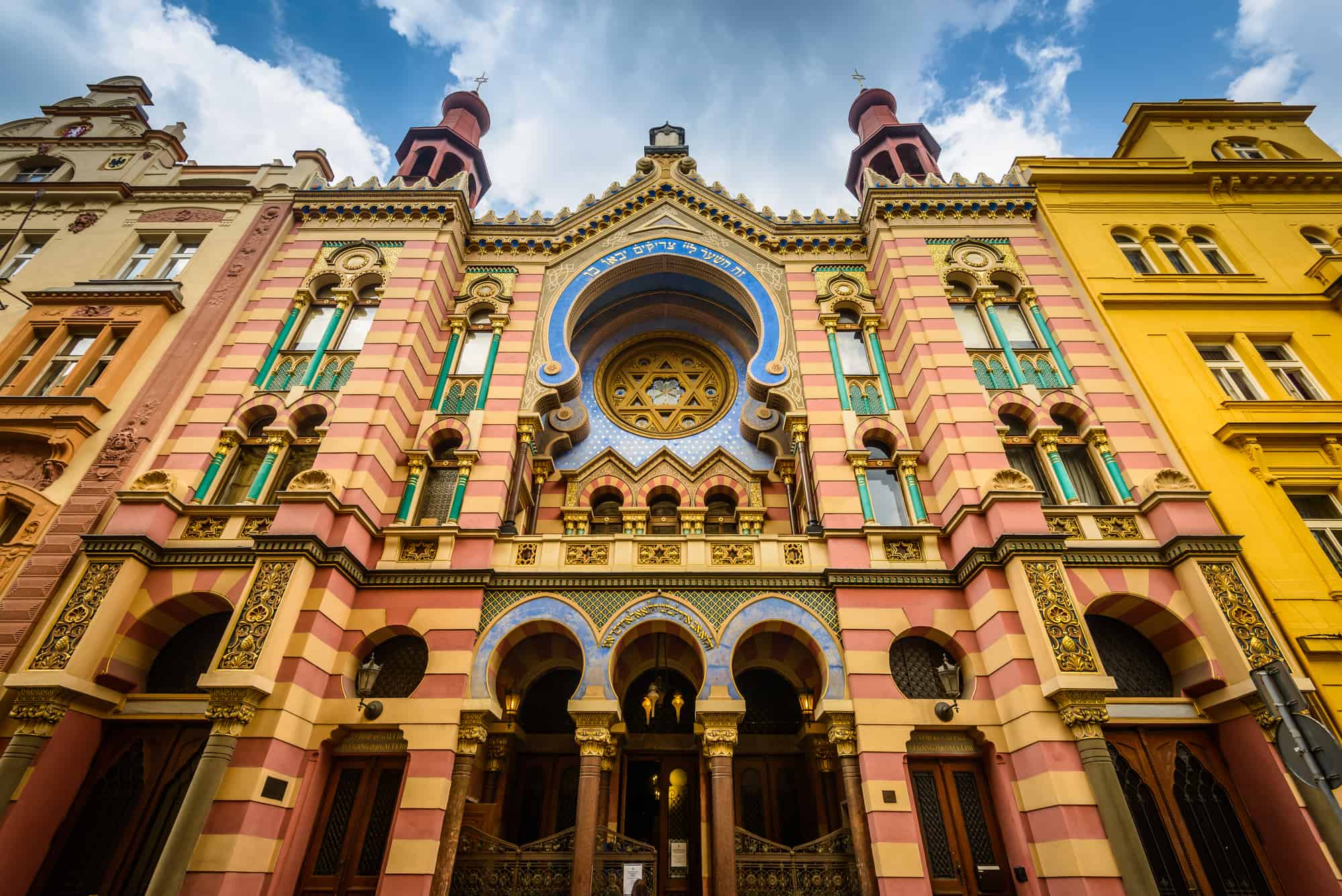 en af de mange synagoger i det jødiske kvarter i prag tjekkiet