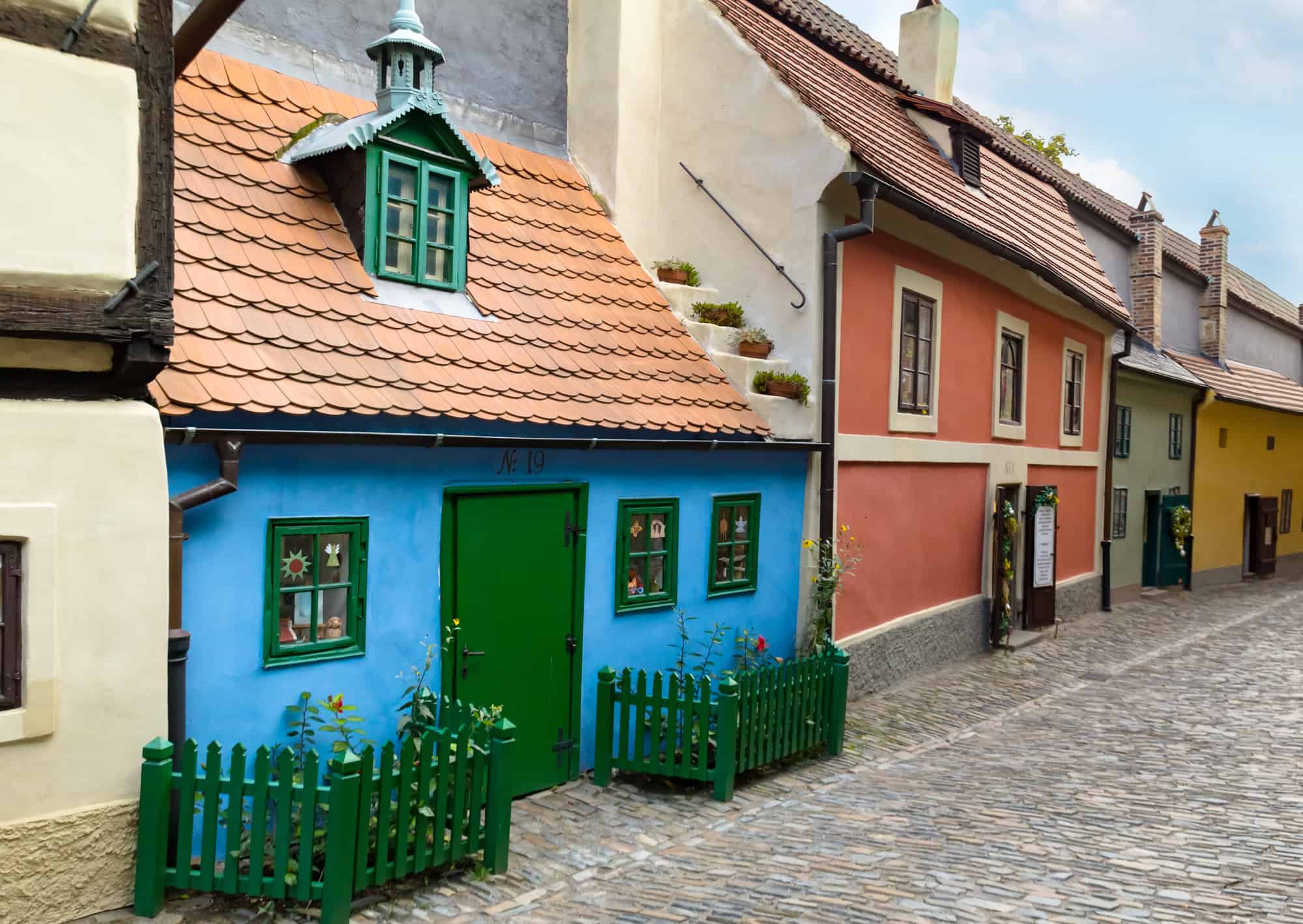 farverige huse i den gyldne gade i prag the golden lane