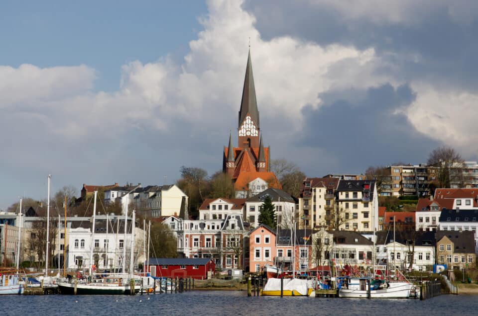 flensborg by set fra vandet med kirke i baggrunden