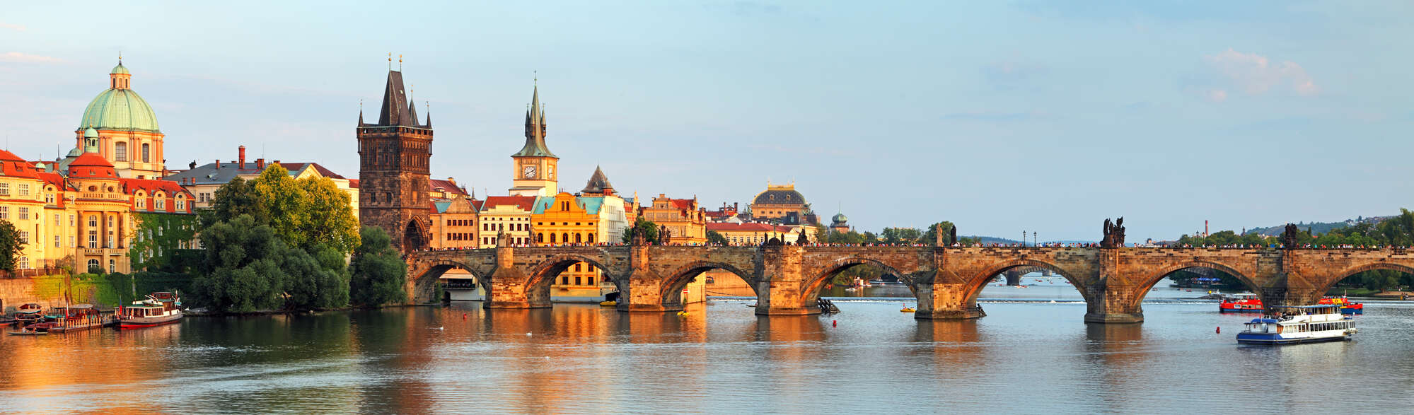 karlsbroen i prag set på lang afstand