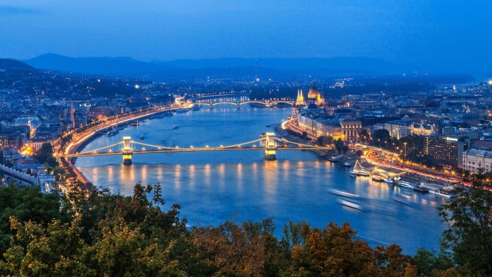 kædebroen i budapest som krydser donau floden ungarn