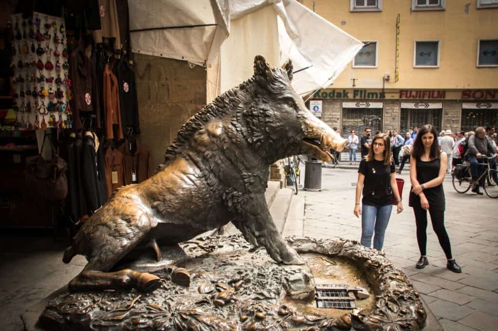 mercato nuovo med den berømte vildsvinestatue i firenze italien