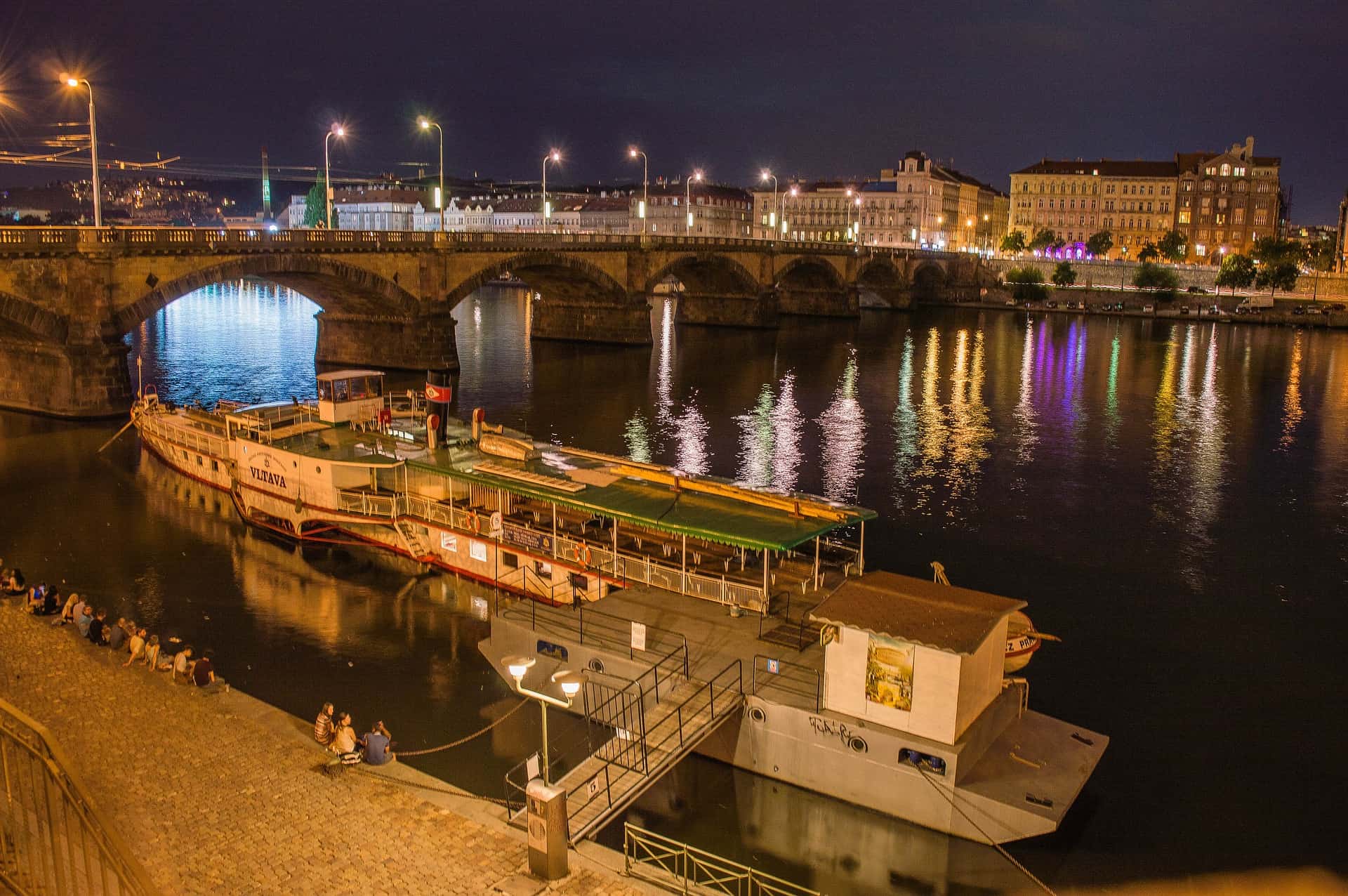 náplavka området langs vltava floden i prag