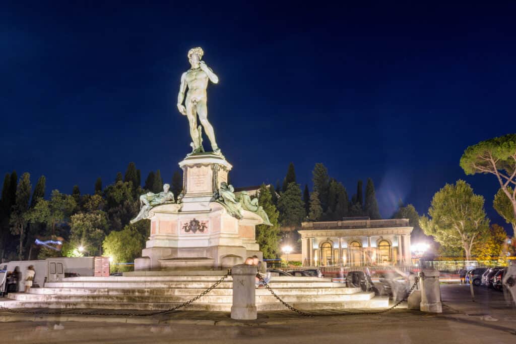 statue af david på piazzale michelangelo torvet i firenze