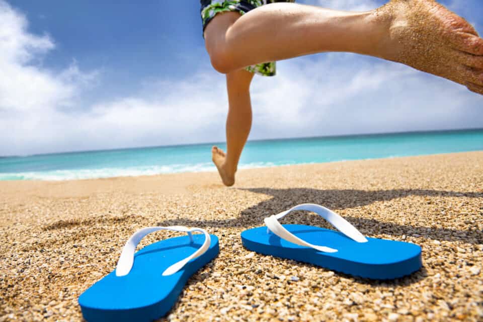 Klip klapper paa stranden sandaler